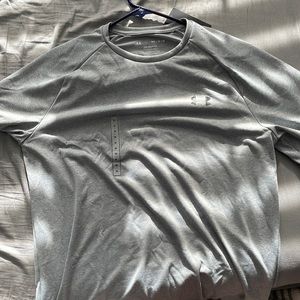 Never worn plain under armor shirt